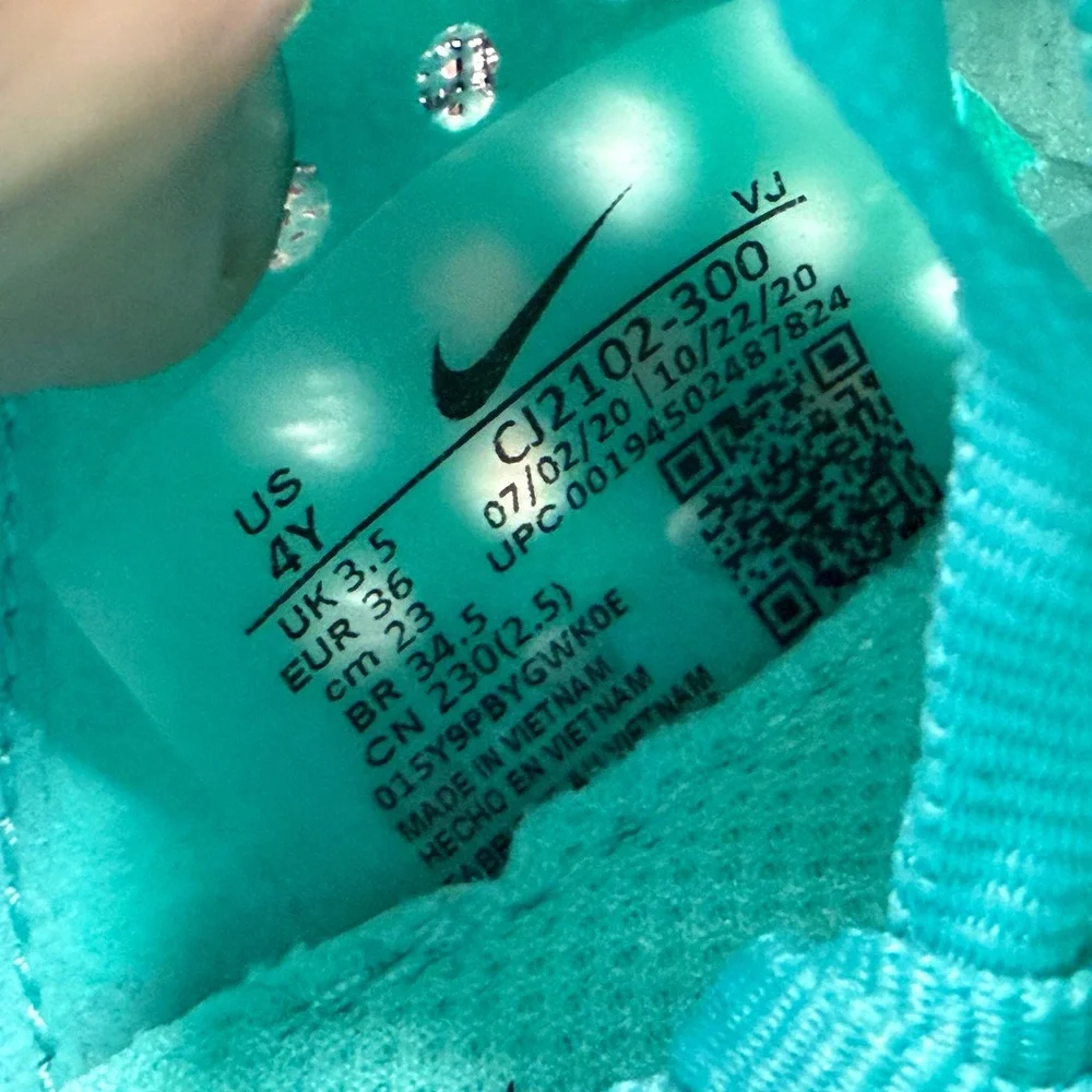 Size 4Y Nike Air Zoom Tempo Running Shoes Kids Turquoise Excellent CJ2102-300